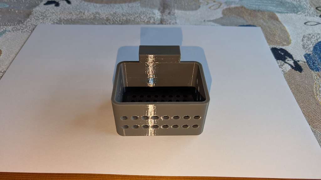 Blick in den Wasserwechsel-Diffusor mit gelochtem Boden und Glashaken